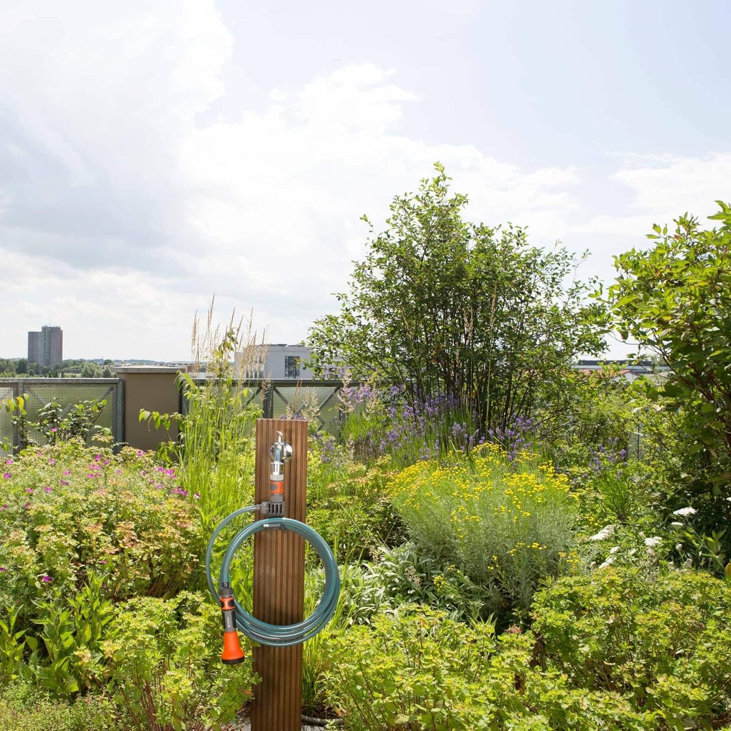 Gardena city gardening Terrassen-Spiralschlauch 7,5 m: Gartenschlauch mit integrierter Schlauchhalterung, 9 mm Schlauchdurchmesser