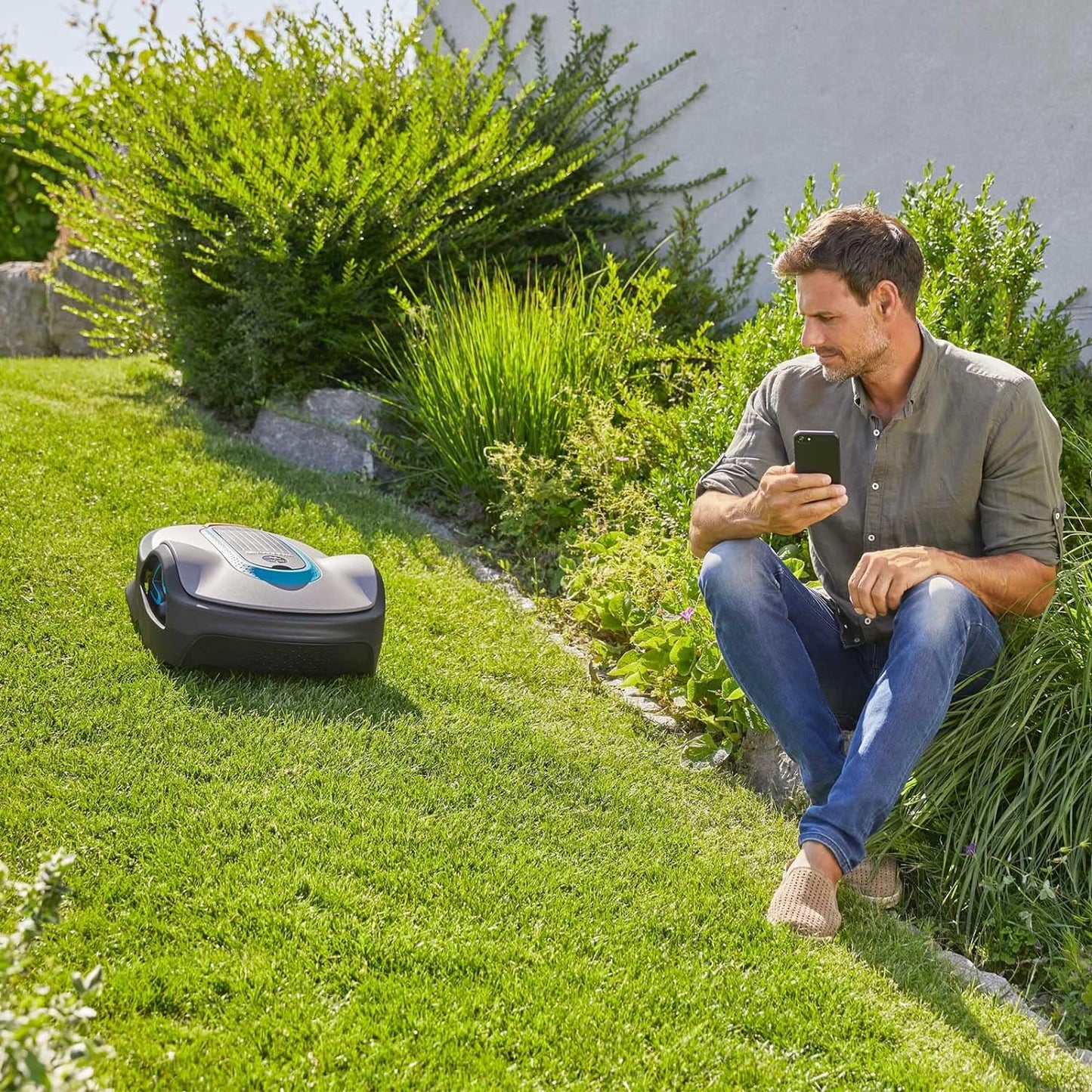 Gardena smart SILENO Life 1000 Mähroboter-Set: Innovative LONA KI-Technologie, SensorControl, für Steigungen bis 35 Prozent, inkl. smart Gateway, UK-Version (19702-68), Schwarz / Türkis / Grau