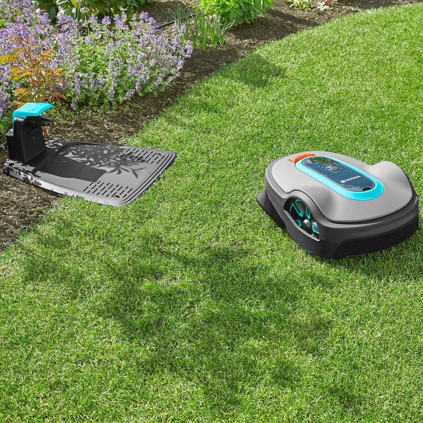 Gardena smart SILENO Life 1000 Mähroboter-Set: Innovative LONA KI-Technologie, SensorControl, für Steigungen bis 35 Prozent, inkl. smart Gateway, UK-Version (19702-68), Schwarz / Türkis / Grau