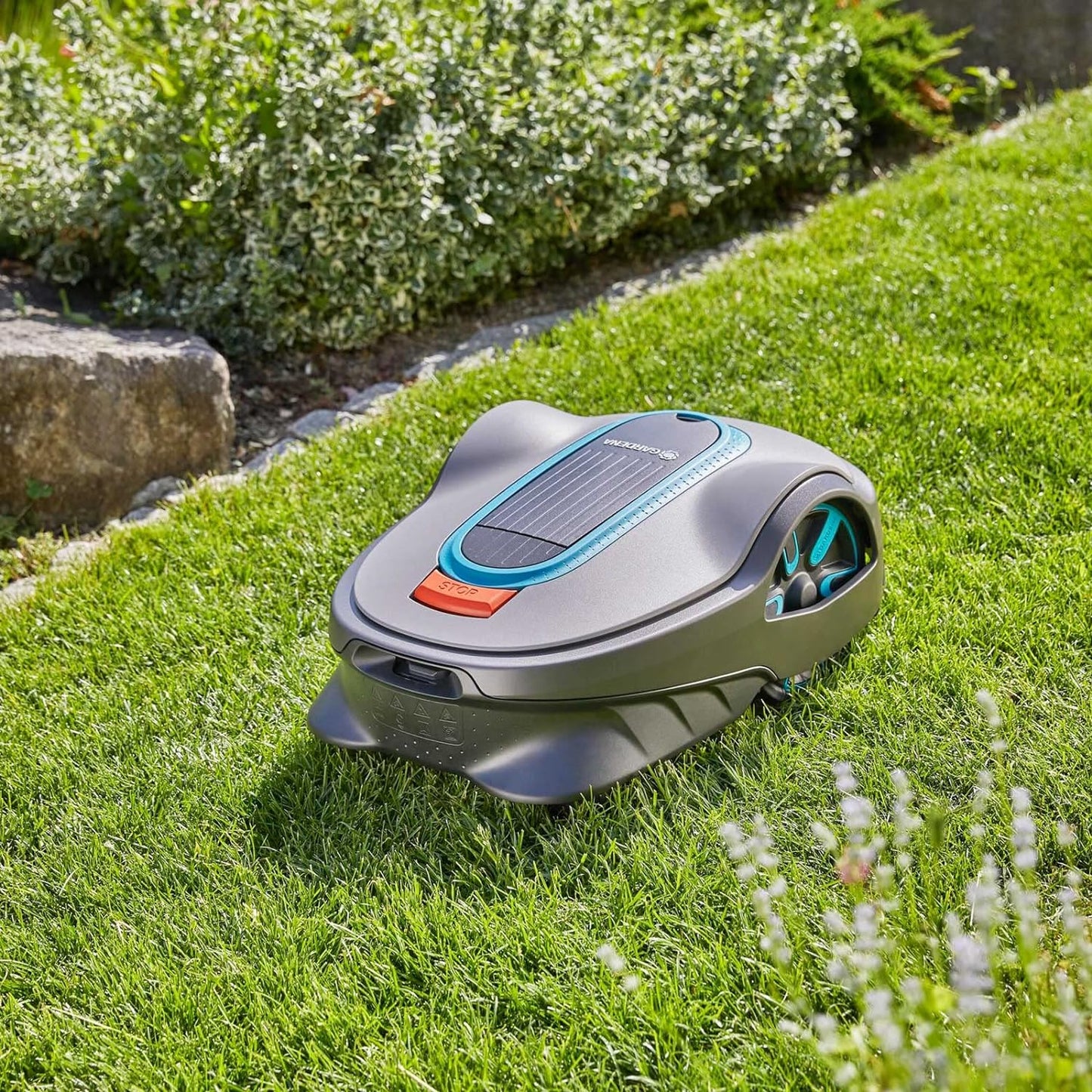 Gardena smart SILENO Life 1000 Mähroboter-Set: Innovative LONA KI-Technologie, SensorControl, für Steigungen bis 35 Prozent, inkl. smart Gateway, UK-Version (19702-68), Schwarz / Türkis / Grau