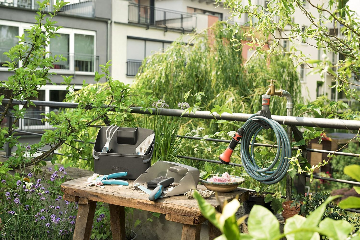 Gardena city gardening Terrassen-Spiralschlauch 7,5 m: Gartenschlauch mit integrierter Schlauchhalterung, 9 mm Schlauchdurchmesser